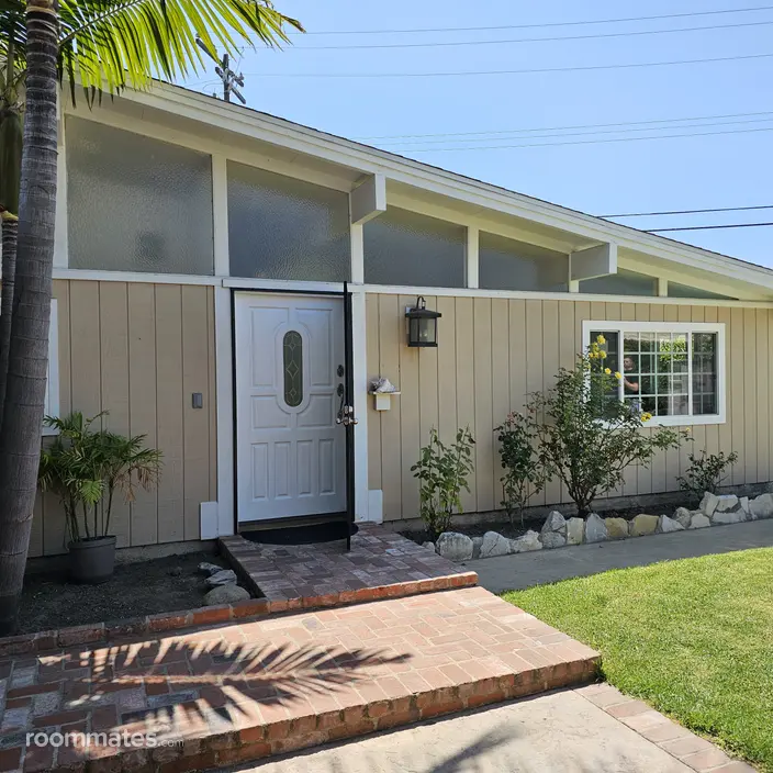 Room for rent in Anaheim, CA $1200, house