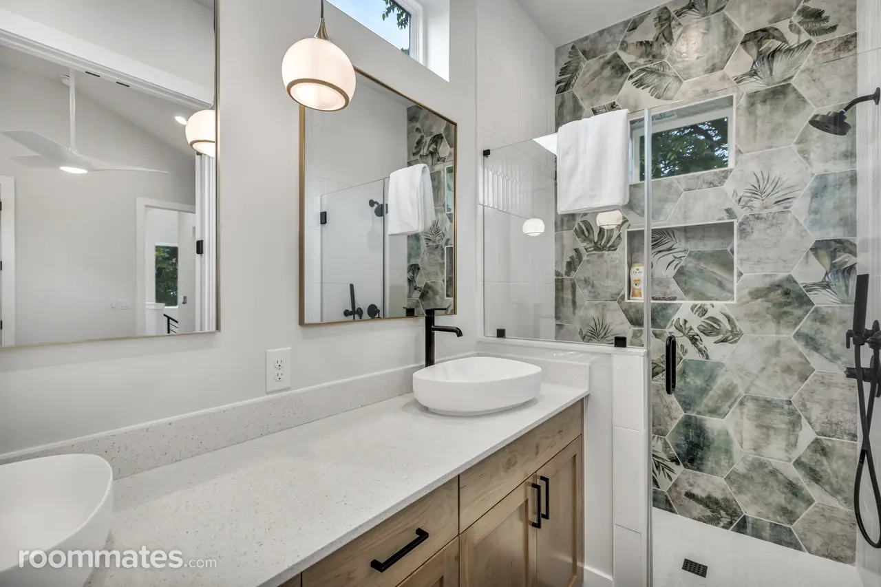 Profile photo 9 of 18