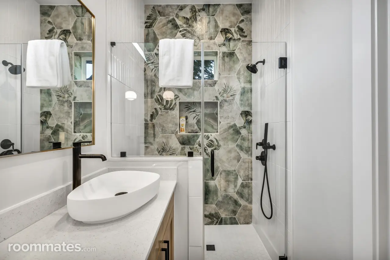 Profile photo 3 of 18