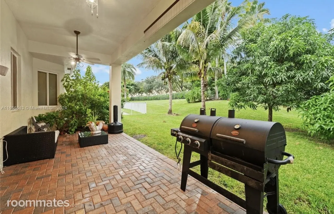 Profile photo 7 of 12