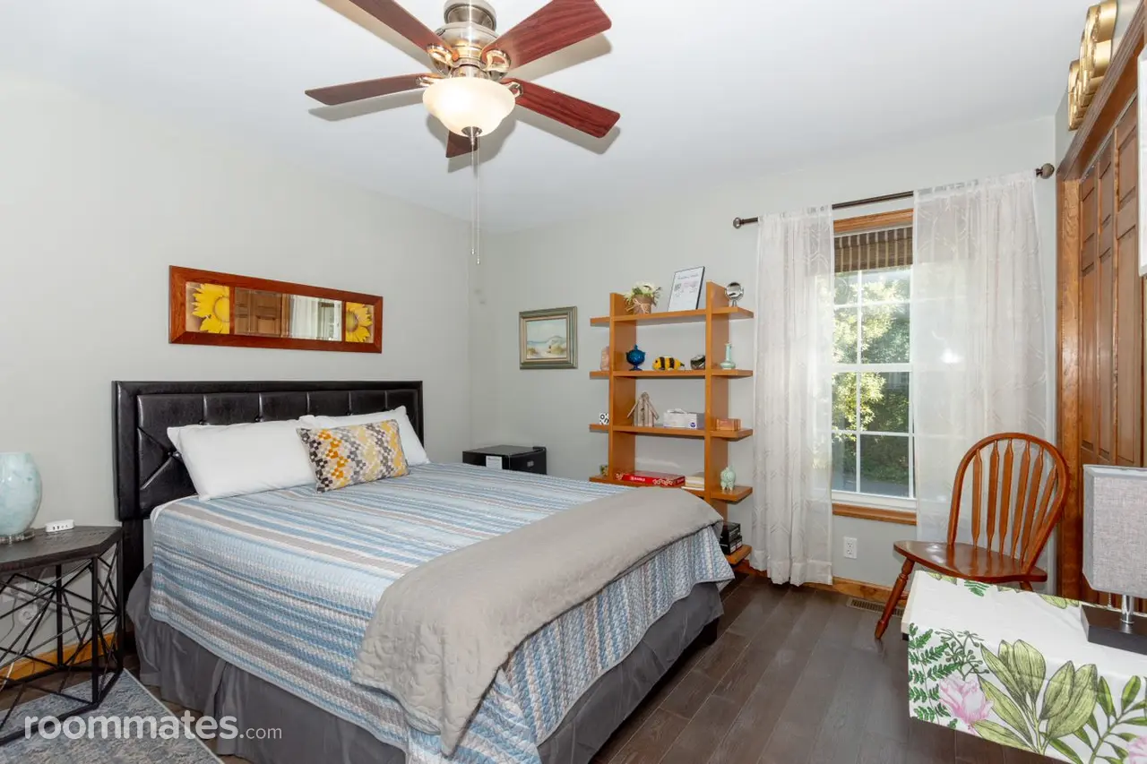 Profile photo 1 of 4