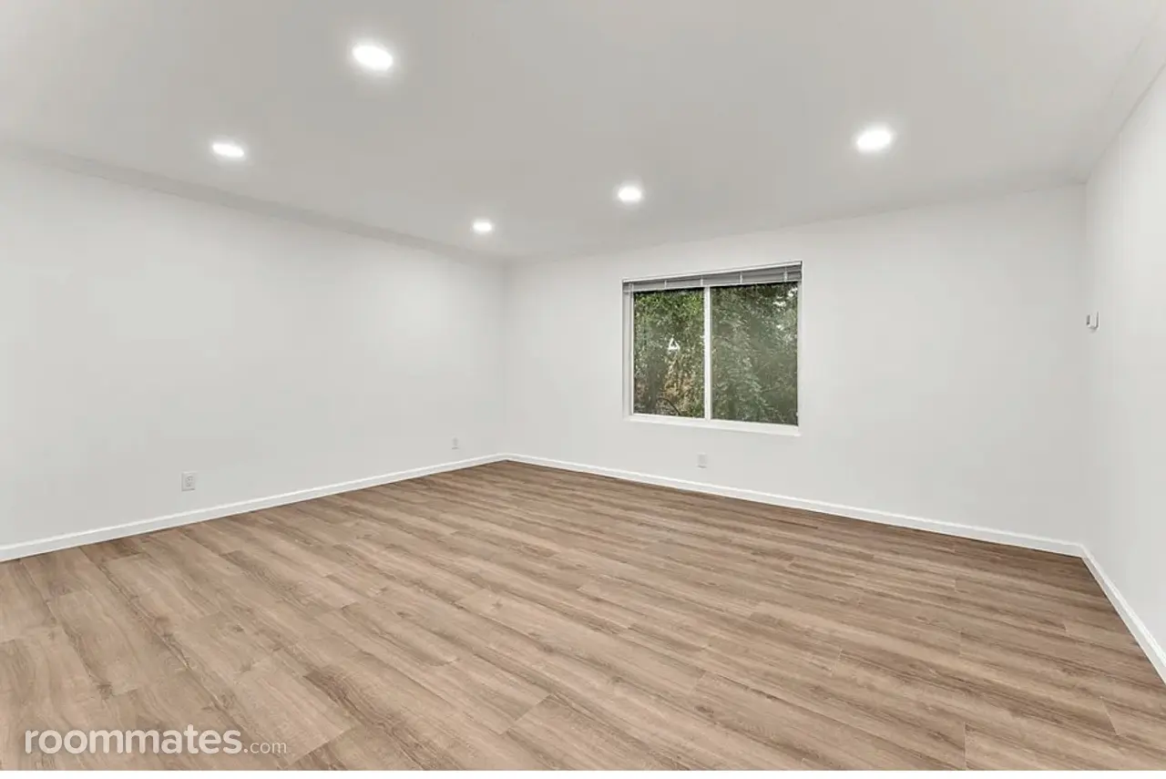 Profile photo 7 of 11