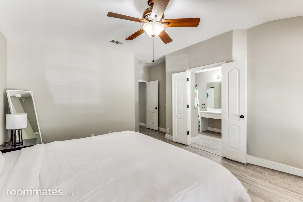 Profile photo 3 of 8