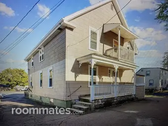 Room for rent in Woonsocket, RI $825, house