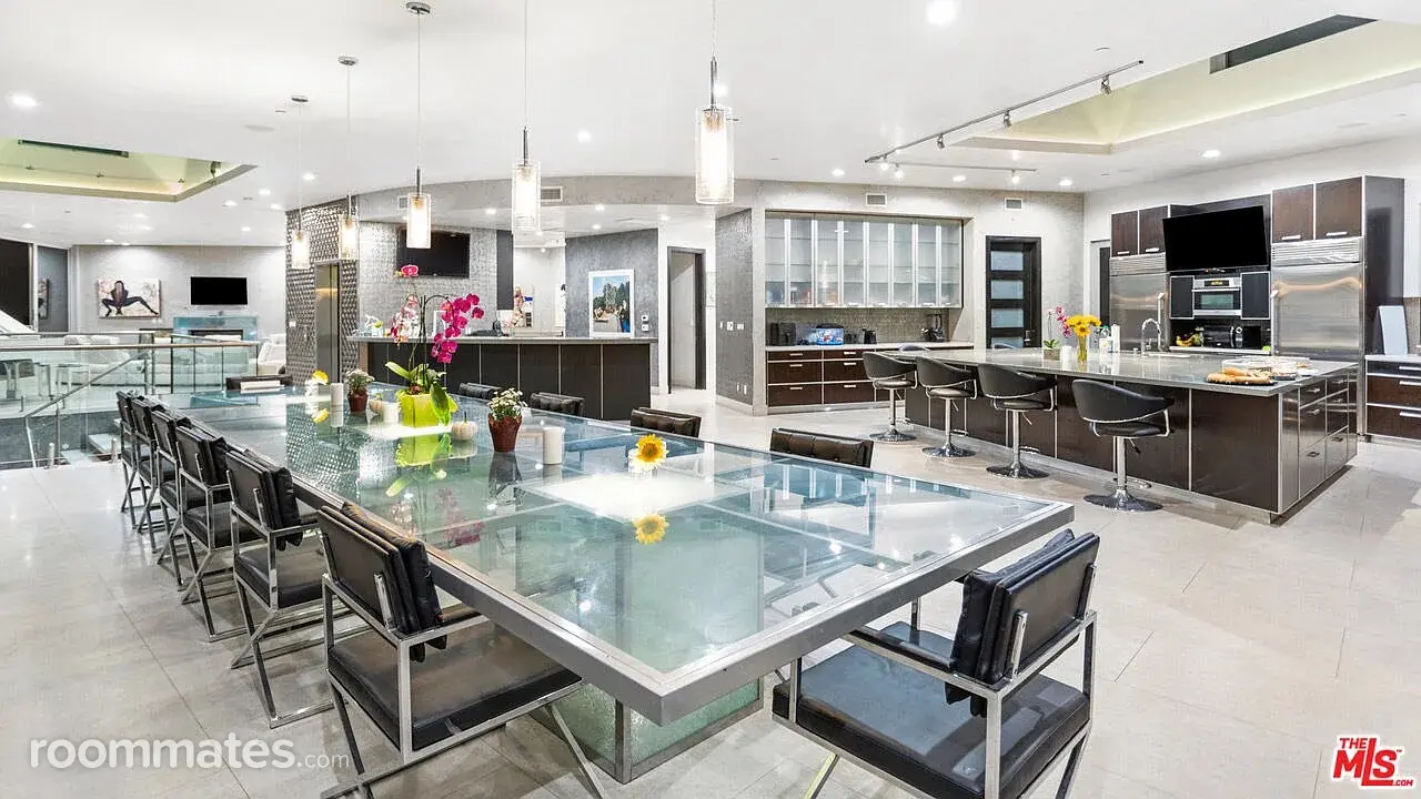 Profile photo 7 of 11