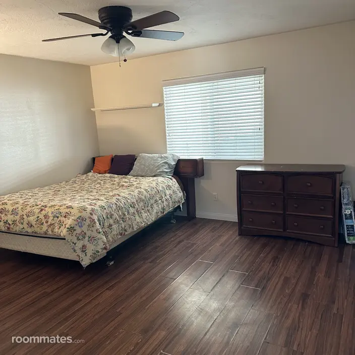 Room for rent in Apple Valley, CA $900, house
