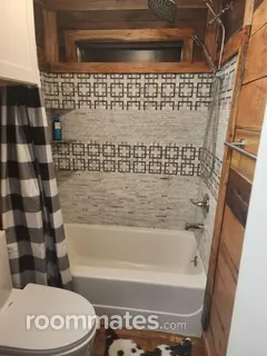 Room for rent in Hayes, VA $1000, house
