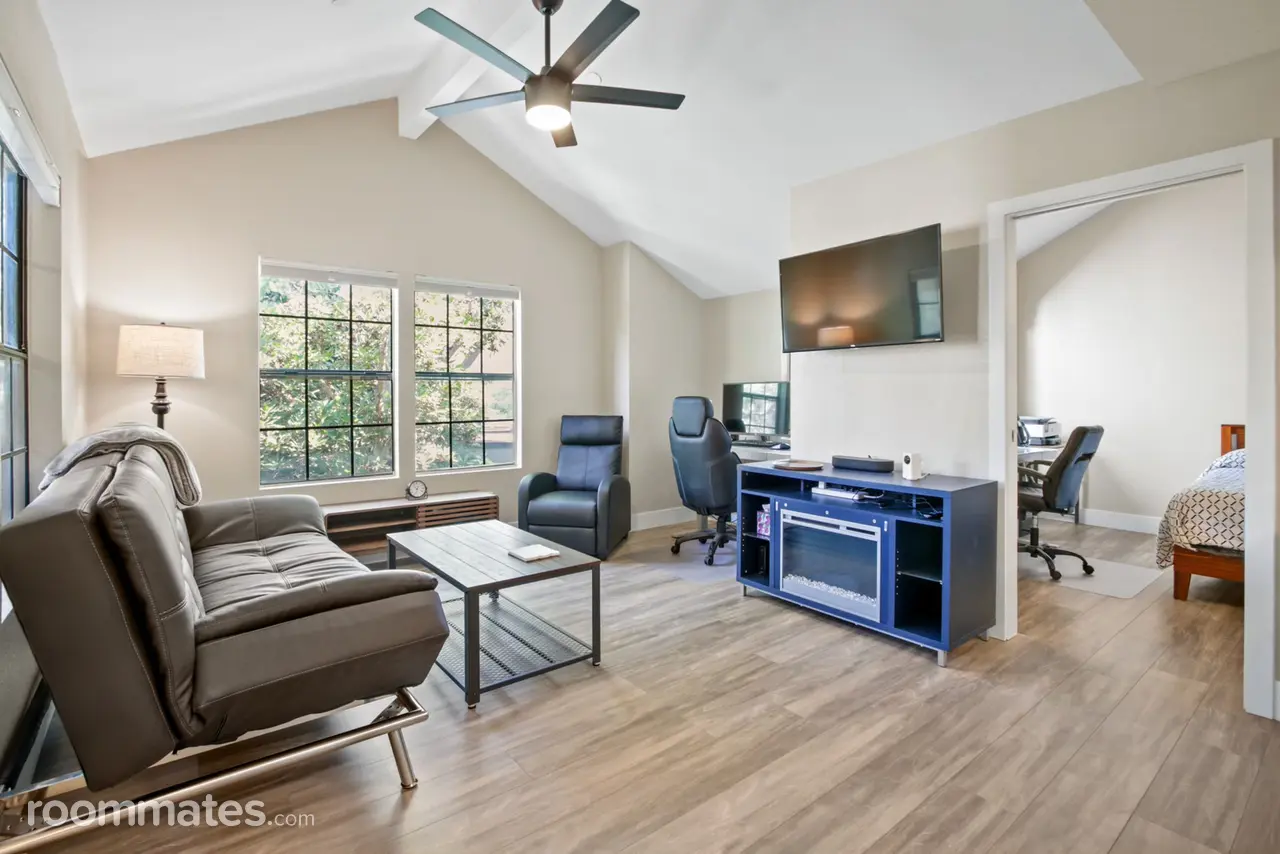 Profile photo 5 of 10