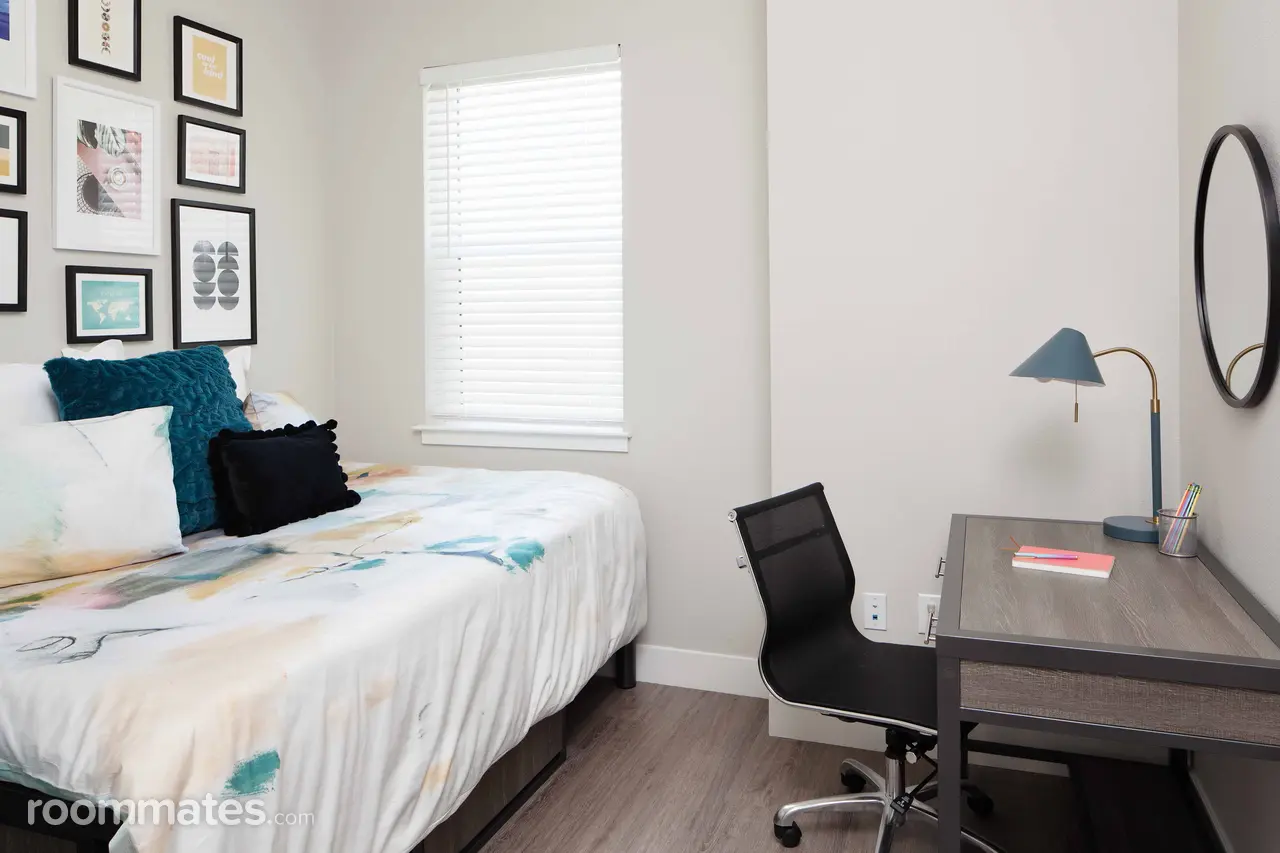 Profile photo 3 of 8