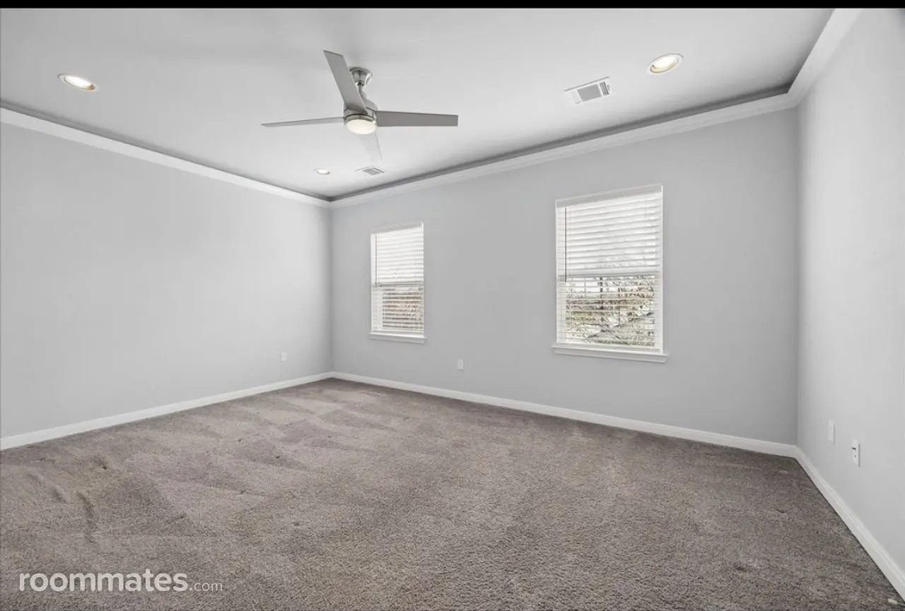 Profile photo 3 of 10