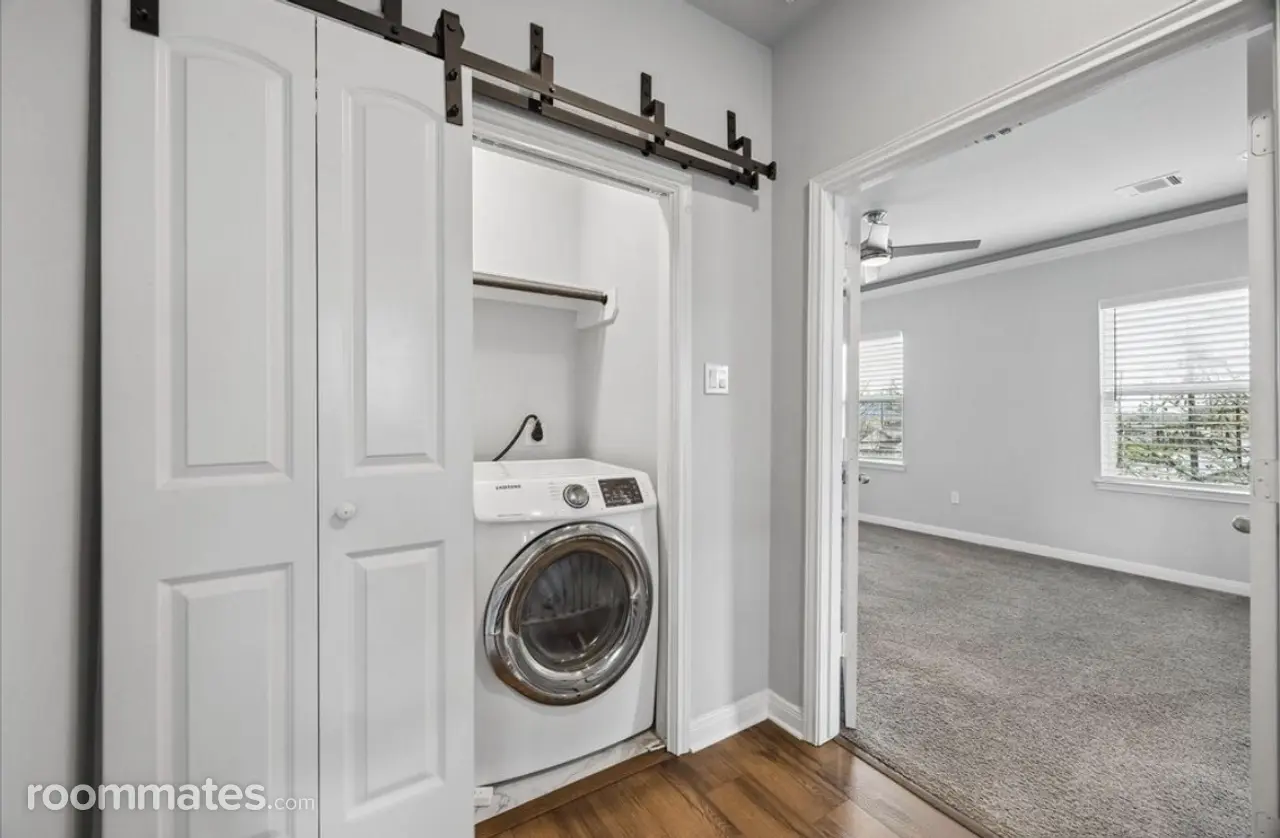 Profile photo 7 of 10