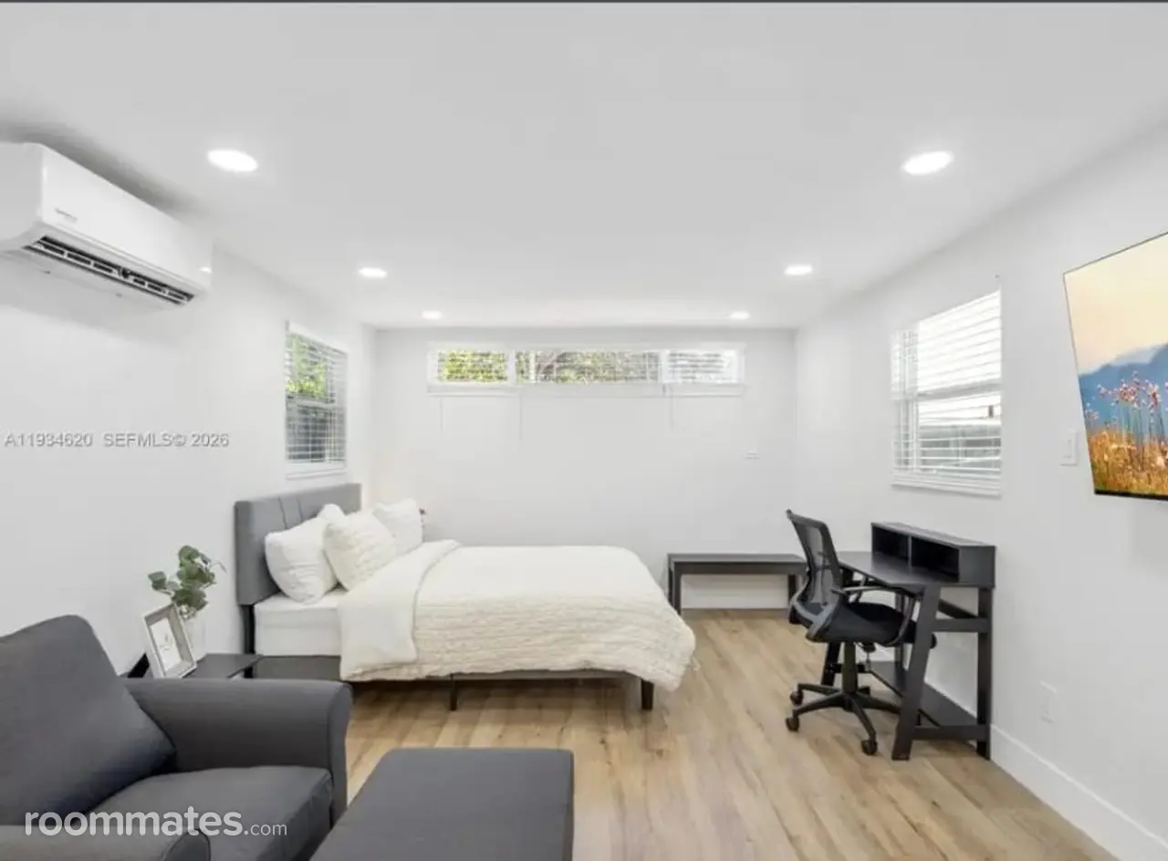 Room for rent in Miami, FL $1900, house