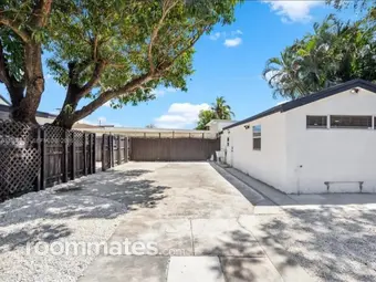 Room for rent in Miami, FL $1900, house