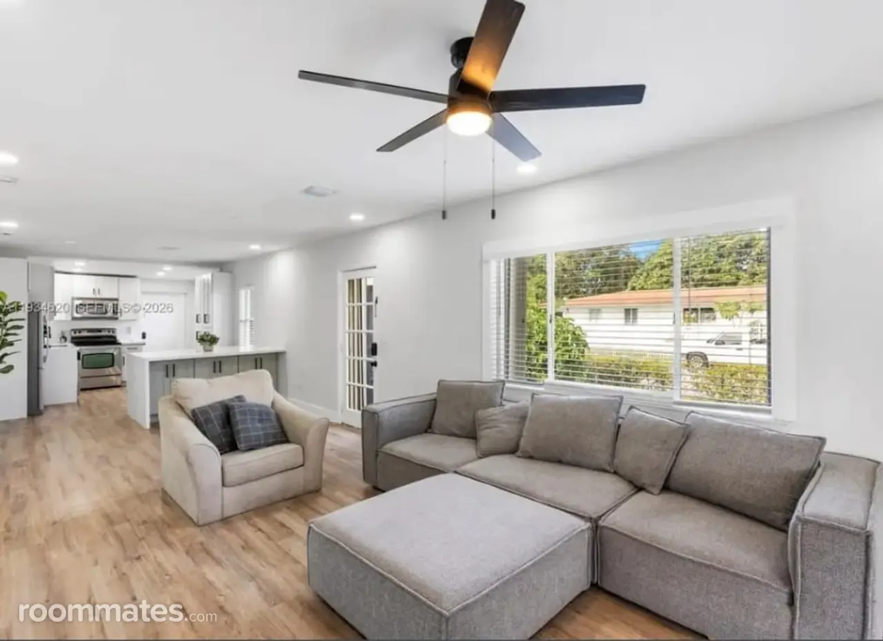 Profile photo 3 of 10