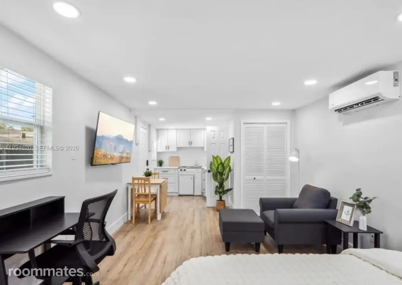 Profile photo 11 of 11