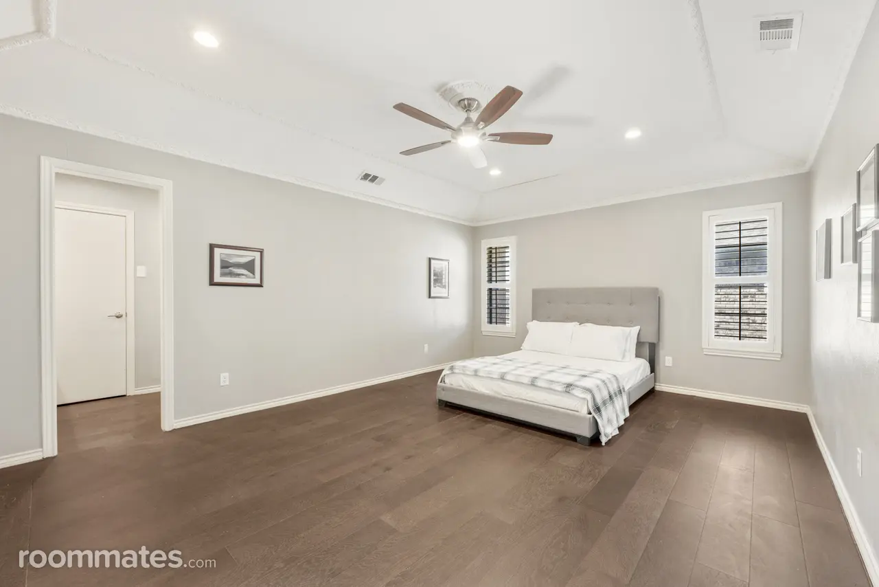 Profile photo 10 of 11