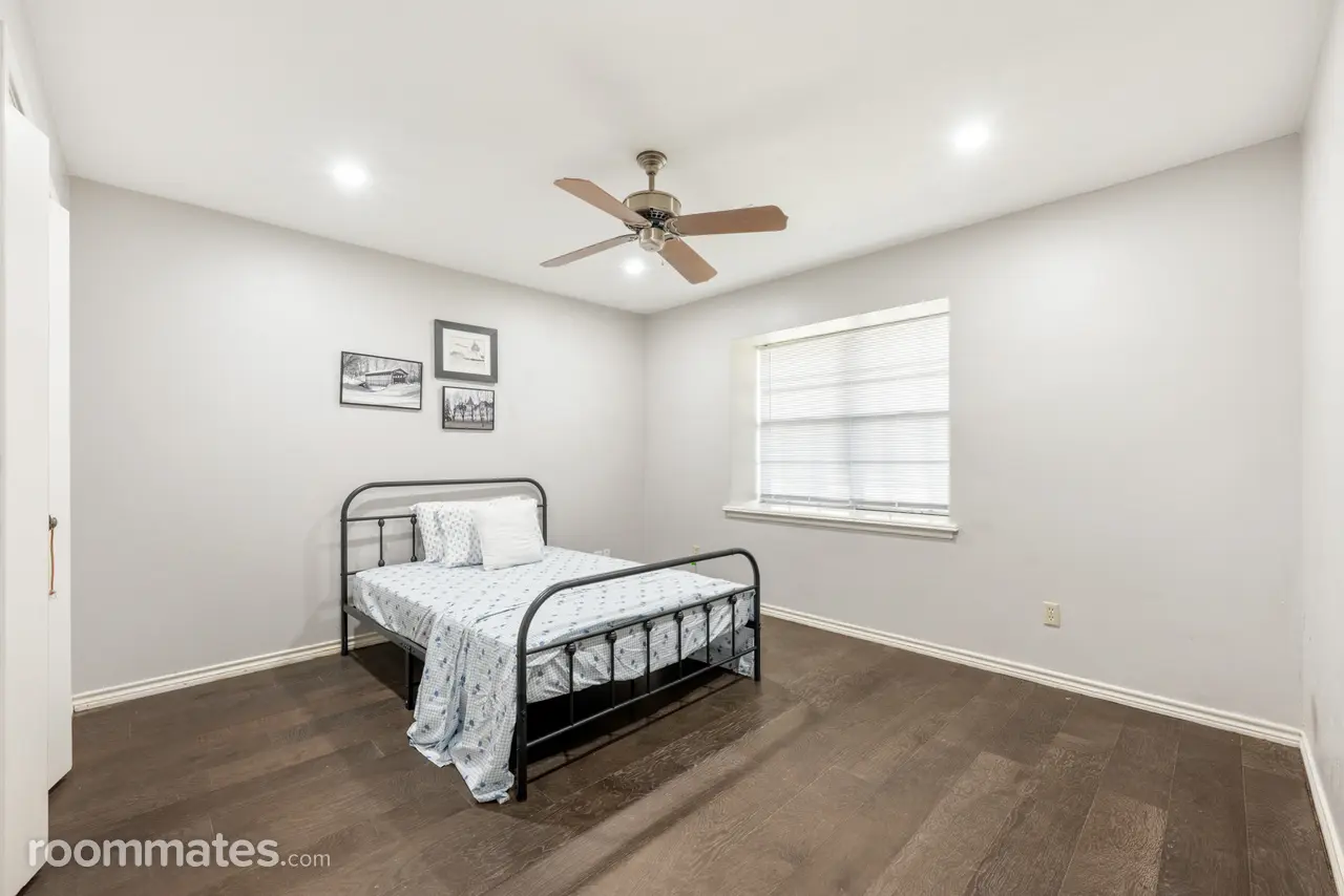 Profile photo 7 of 11