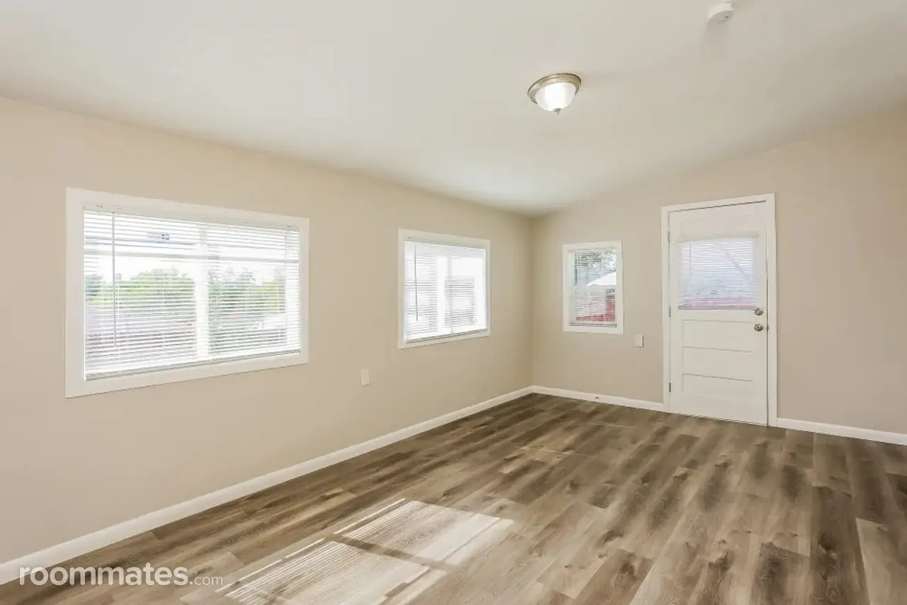 Profile photo 7 of 11