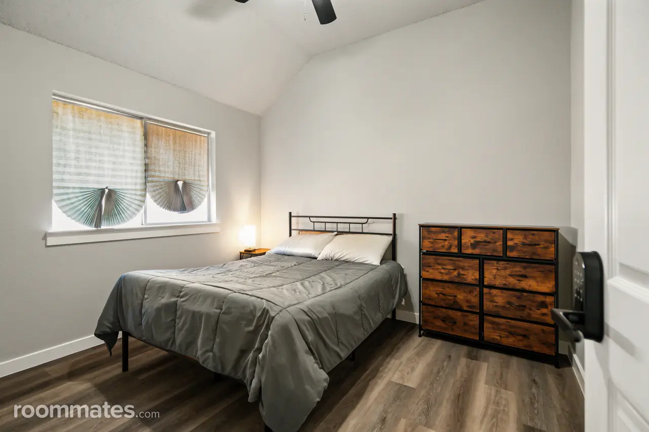 Profile photo 1 of 9