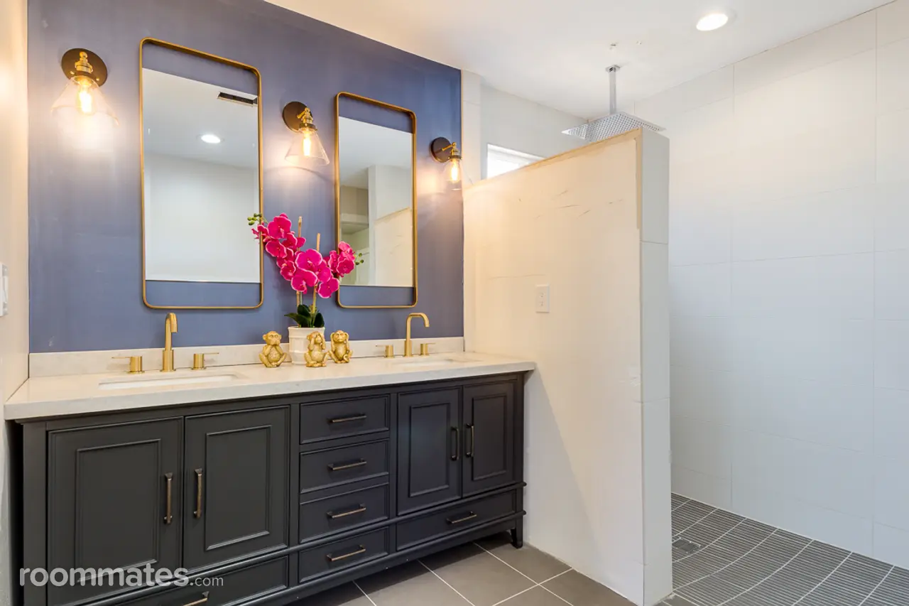 Profile photo 5 of 6