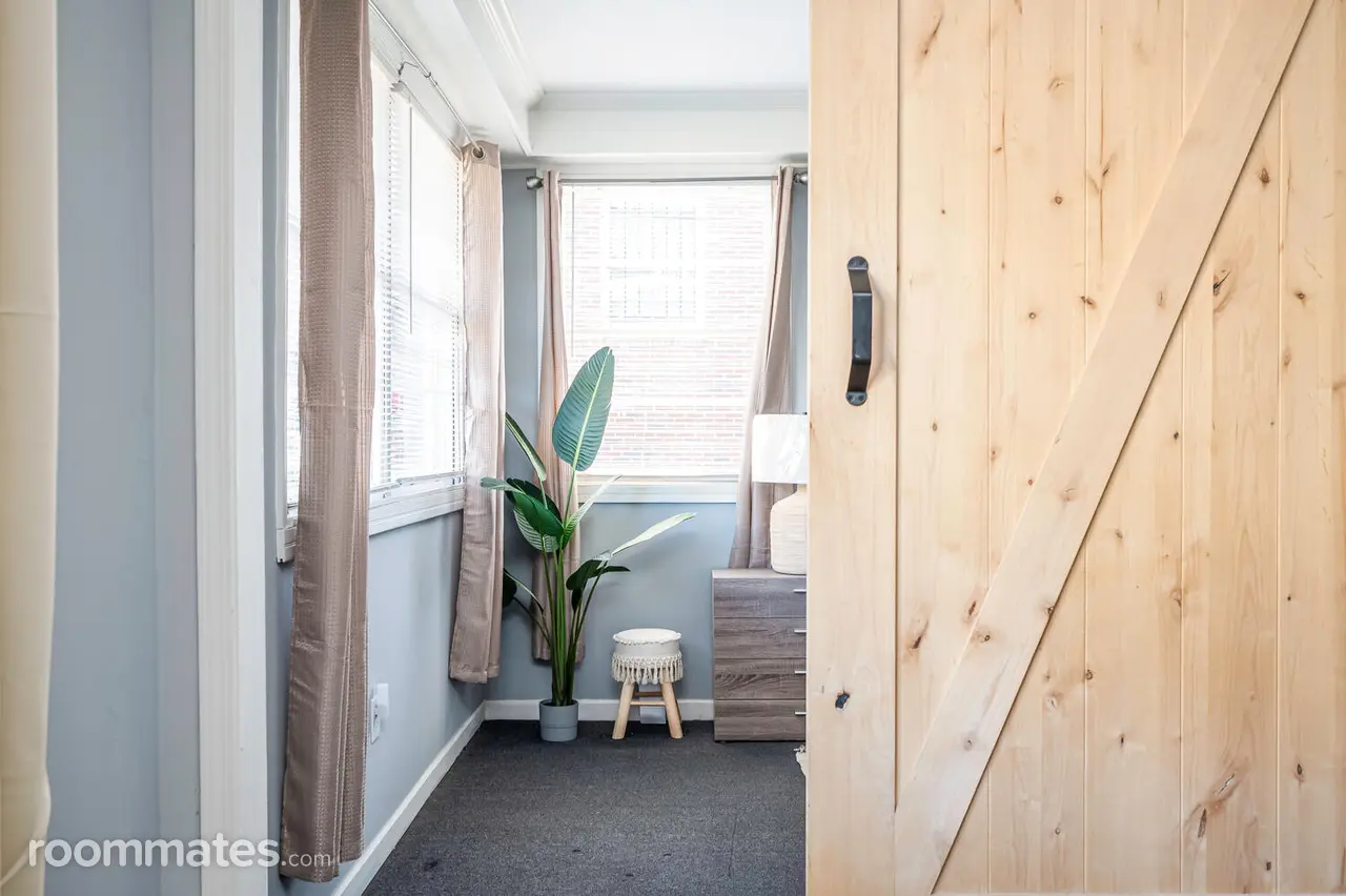 Profile photo 3 of 8