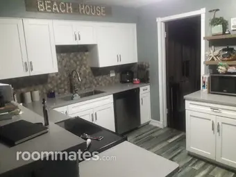 Room for rent in St. Petersburg, FL $900, house