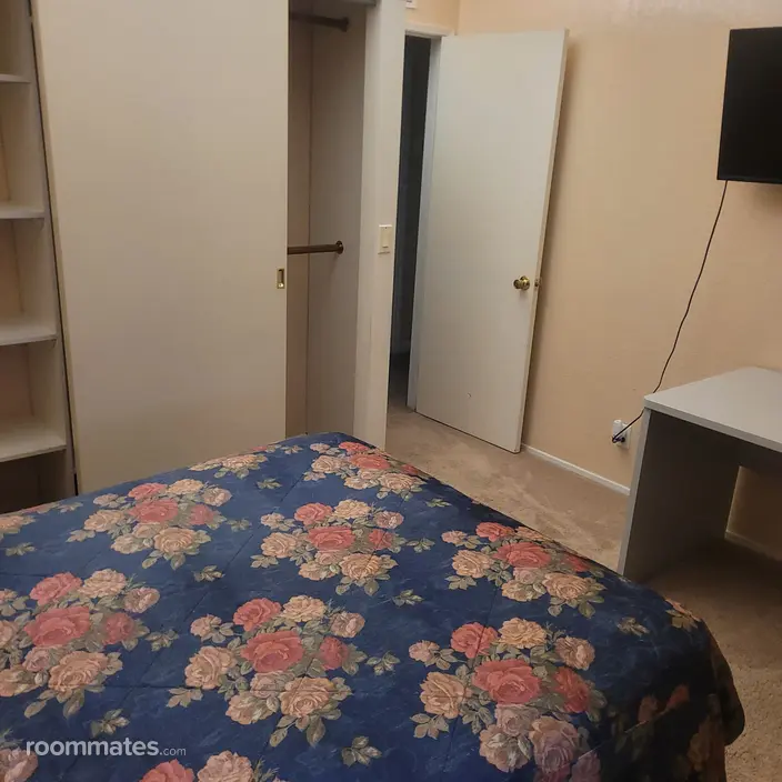 Room for rent in Riverside, CA $700, other