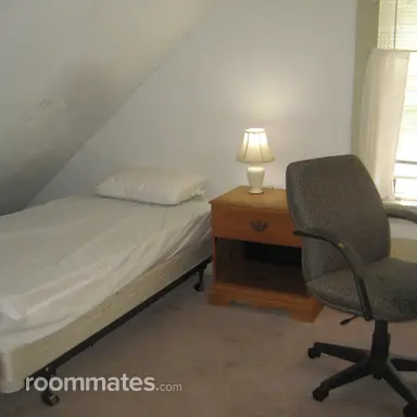 Room for rent in Dover, NH $930, house