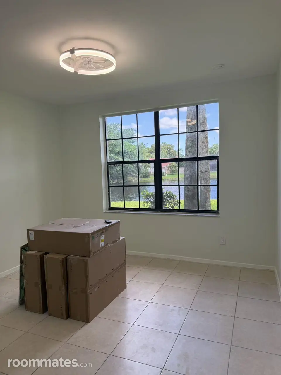 Room for rent in Coral Springs, FL $900, condo