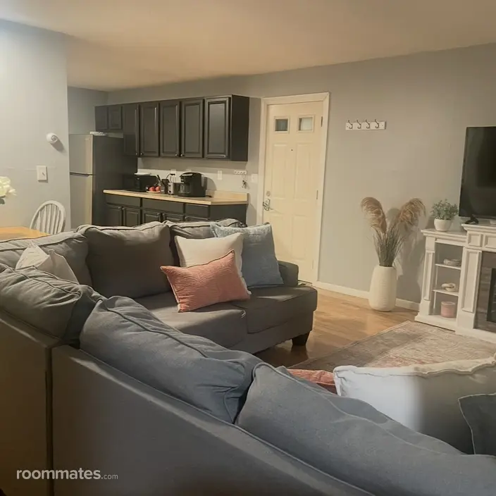Room for rent in Windsor Locks, CT $950, condo