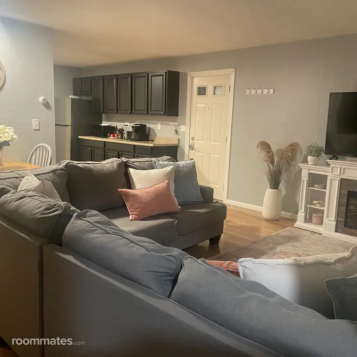 Room for rent in Windsor Locks, CT $1000, condo