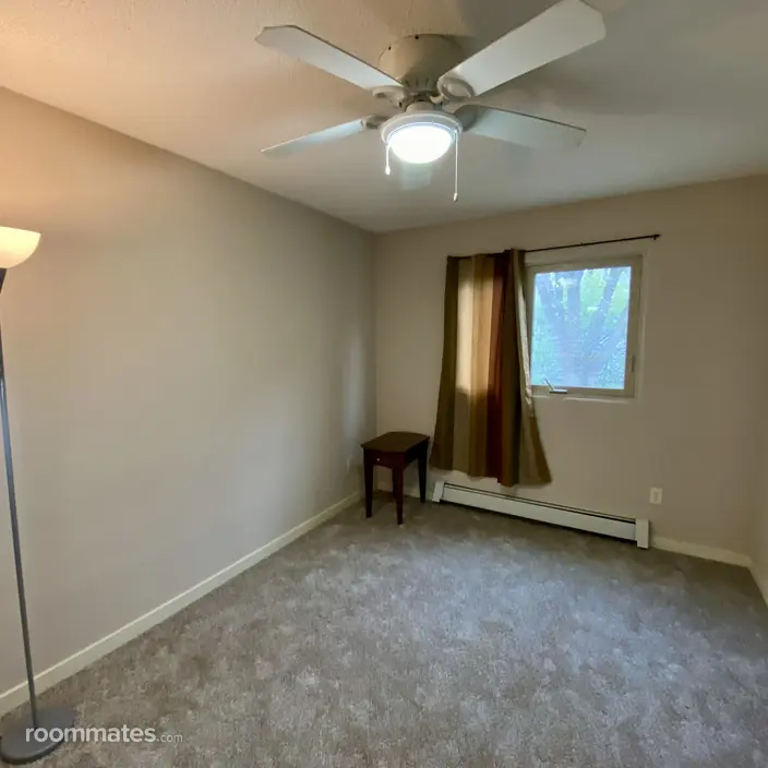 Room for rent in West St. Paul, MN $725, condo