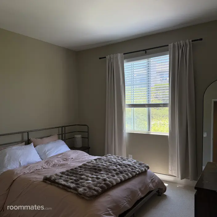 Room for rent in Anaheim, CA $1800, condo