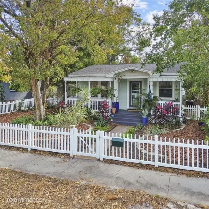 Room for rent in St. Petersburg, FL $1500, house