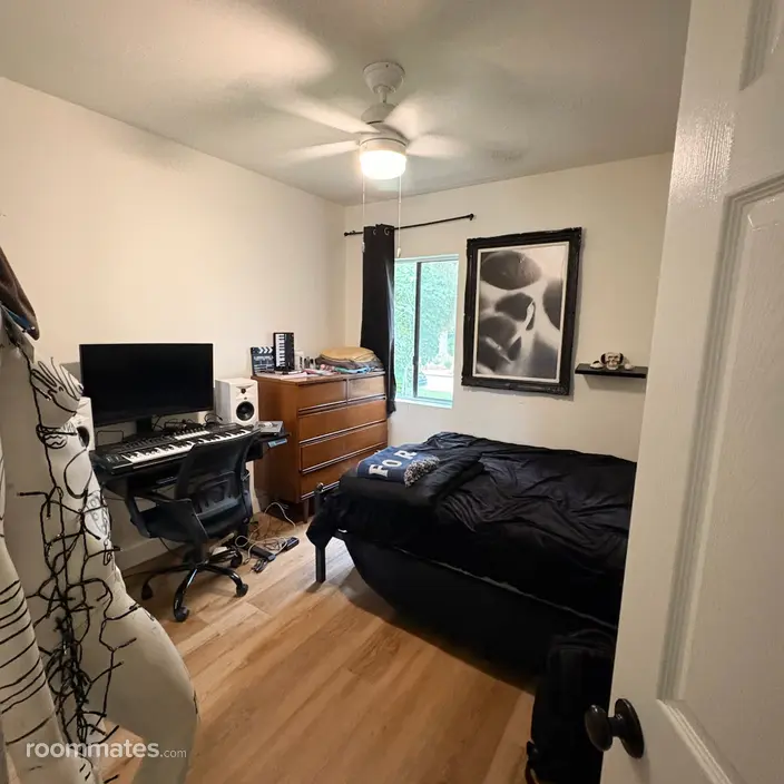 Room for rent in Burbank, CA $1390, house