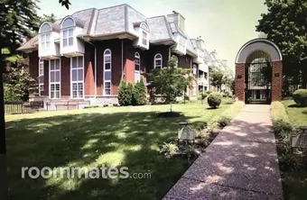 Room for rent in St. Louis, MO $1100, condo