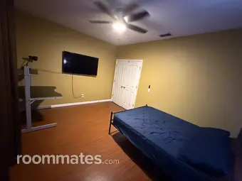 Room for rent in Elk Grove, CA $1200, house