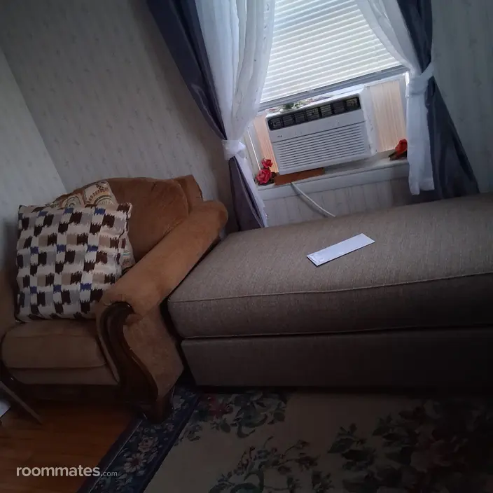 Room for rent in Lewiston, ME $850, house