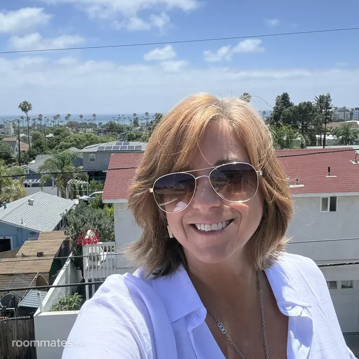 Roommate looking Carlsbad CA, $1900