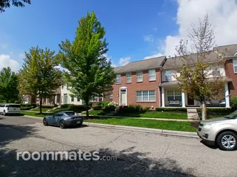 Room for rent in Pontiac, MI $700, townhouse