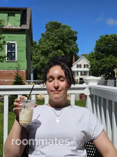 Roommate looking Haverhill MA, $1100