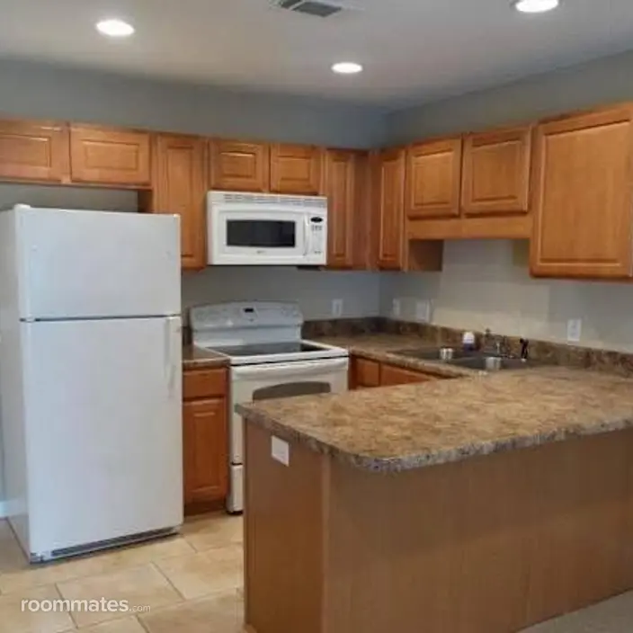 Room for rent in Pensacola, FL $750, townhouse