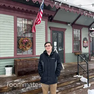 Roommate looking Manchester, NH, $1600