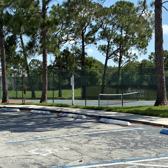 Room for rent in Orlando, FL $845, condo