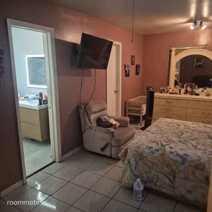 Room for rent in Hialeah, FL $1100, house