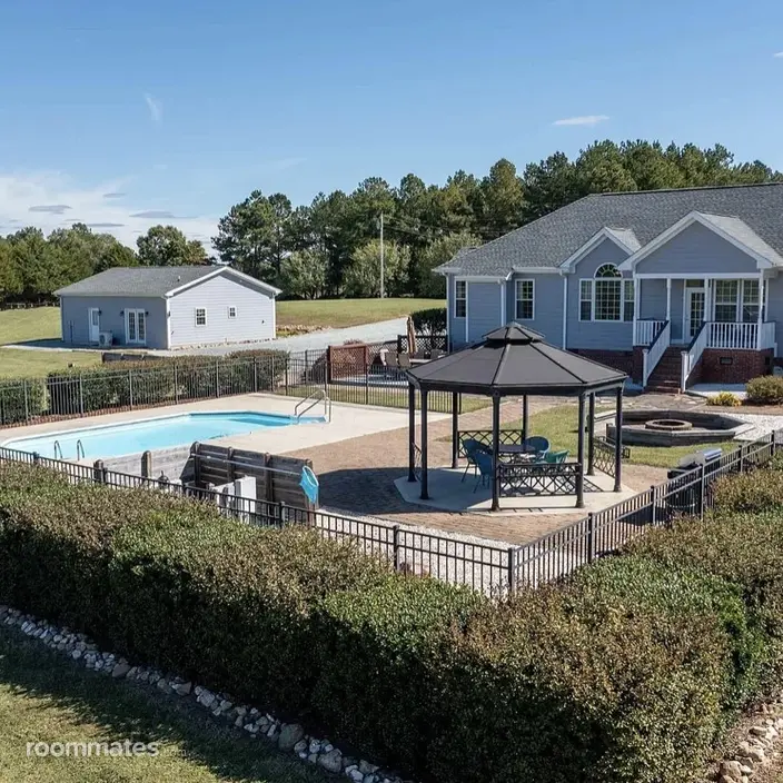 Room for rent in Bahama, NC $1000, house