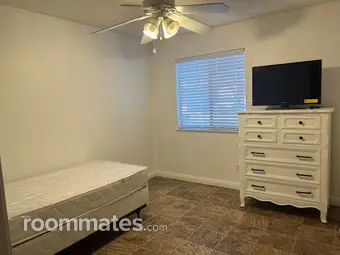 Room for rent in Lancaster, CA $900, house