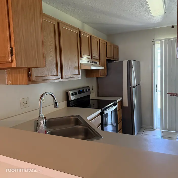 Room for rent in Orlando, FL $800, condo