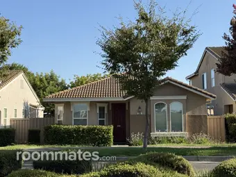 Room for rent in Sacramento CA $1050, house
