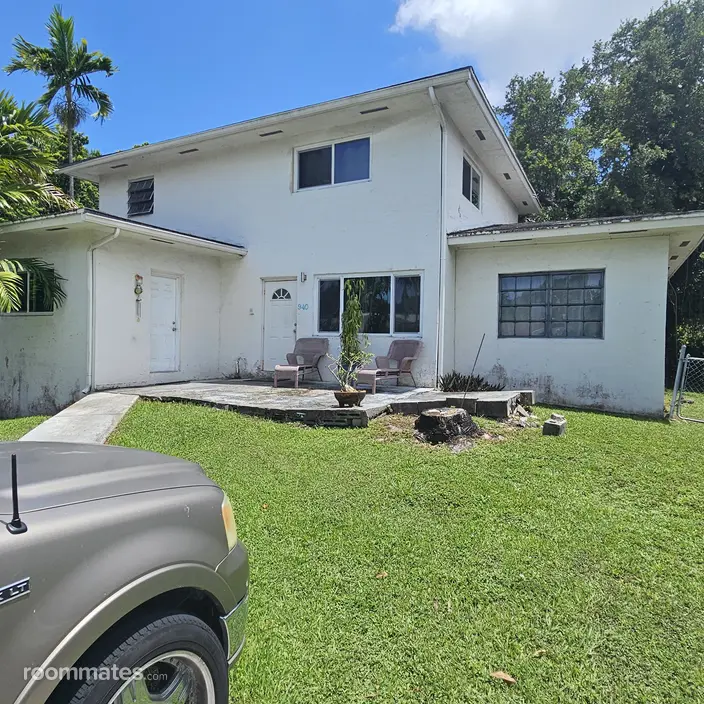 Room for rent in Miami, FL $1500, house